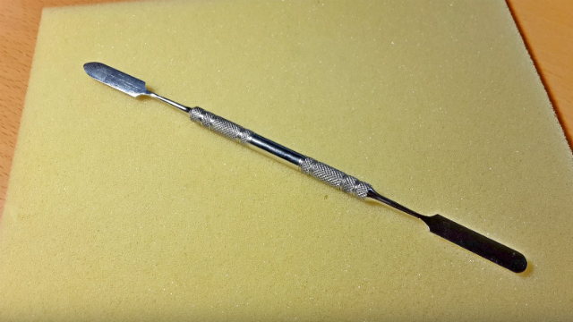 Металлическая лопатка для разборки электроники